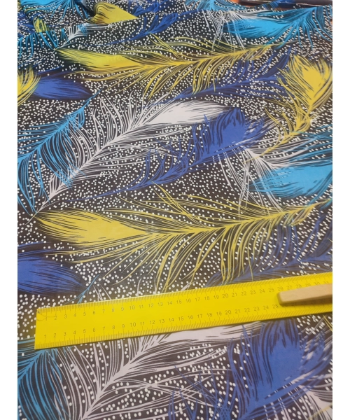 Delikatna tkanina szyfon - wzór w niebieskie i żółte pióra